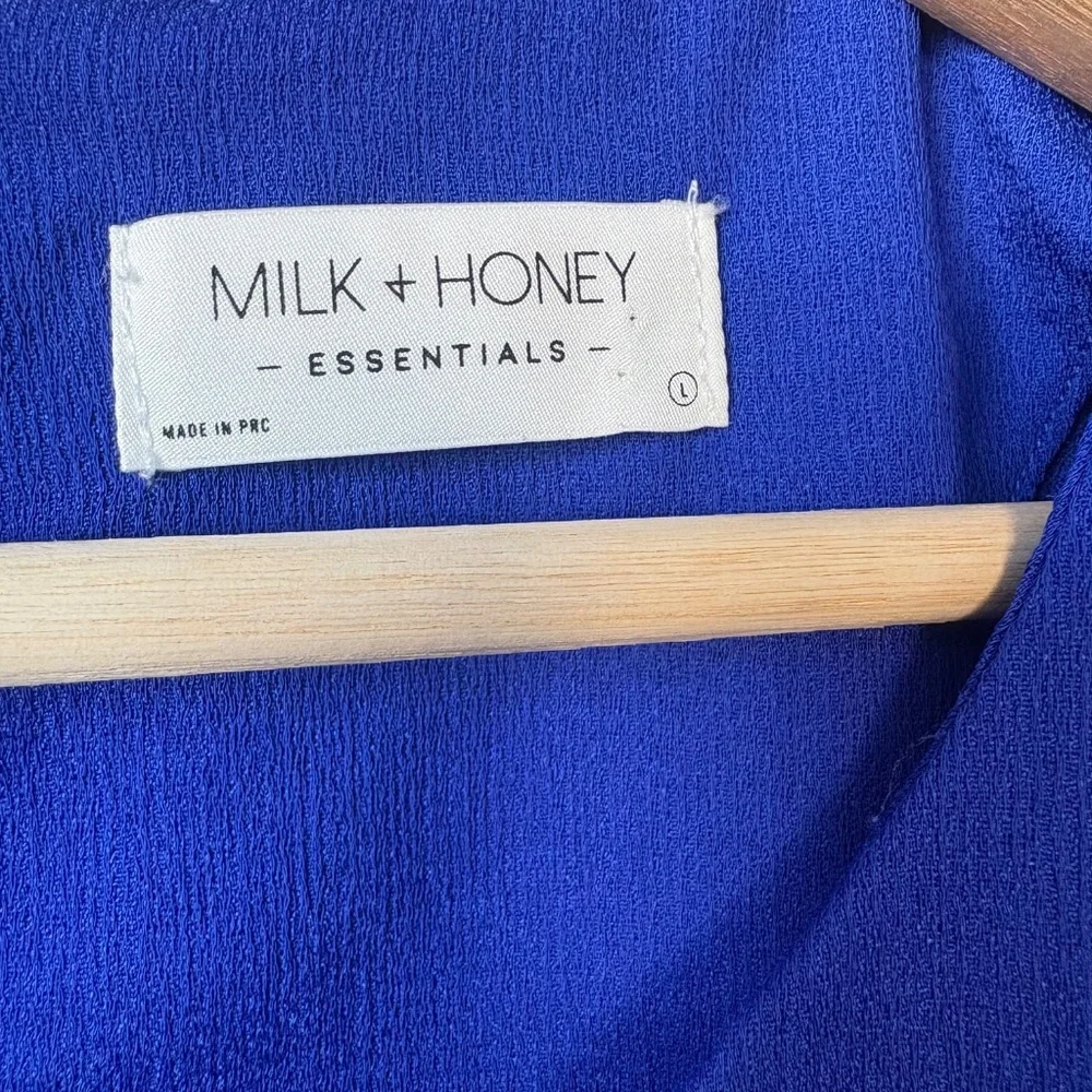 Blue short sleeve ruffle blouse Milk + Honey size L - Picture 6 of 10